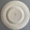 Face inférieure d'une assiette à dessert vintage « Assiettes à dessert » de Wedgwood, datant de 1960, en céramique de couleur crème, portant la marque. Brocante 93