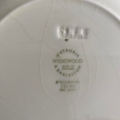 Le fond d'une assiette « Assiettes à dessert » de Wedgwood datant de 1960, portant les marques du fabricant et présentant de fines fissures. Brocante 93