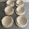 Six tasses à consommé Wedgwood de couleur crème, accompagnées de soucoupes assorties ornées de motifs en relief. Brocante 93