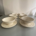 Trois tasses à consommé Wedgwood, chacune composée d'une tasse de couleur crème et d'une soucoupe assortie. Brocante 93