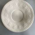 Soucoupe Wedgwood de couleur crème pour tasses à consommé, ornée de motifs de fruits et de fleurs en relief, ainsi que d'un bord perlé. Brocante 93