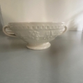 Tasses à consommé Wedgwood de couleur crème, dotées de deux anses et ornées de motifs floraux en relief. Brocante 93
