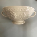 Tasses à consommé Wedgwood de couleur crème, ornées d'un motif en relief et dotées de deux anses. Brocante 93