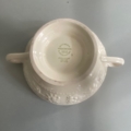 Bol « Tasses à consommé » Wedgwood de couleur crème, retourné, portant la marque du fabricant sur sa base. Brocante 93