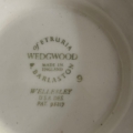 Marque du fabricant au fond d'un bol en céramique Wedgwood blanc de type « Tasses à consommé ». Brocante 93