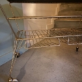 Table basse des années 1950 : un chariot vintage à roulettes en métal doré, à deux niveaux, avec un plateau perforé. Brocante 93