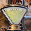 Balance de commerçant vintage chromée de 1950, dotée d'un affichage des poids incurvé à plusieurs niveaux. Brocante 93