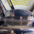 Gros plan sur le cadran d’une balance de commerçant datant de 1950, portant l’inscription « ACIER INOXYDABLE GARANTI ». Brocante 93