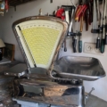 Balance de commerçant vintage de 1950, chromée, avec une échelle de pesée incurvée de couleur jaune. Brocante 93