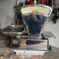 Balance de commerçant vintage chromée de 1950 avec un plateau de pesée, une balance ancienne classique. Brocante 93