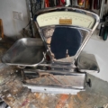 Balance de commerçant vintage de 1950, chromée, équipée d'un cadran de mesure et d'un plateau de pesée. Brocante 93