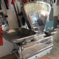 Balance de commerçant vintage de 1950, chromée, avec un plateau en métal. Brocante 93